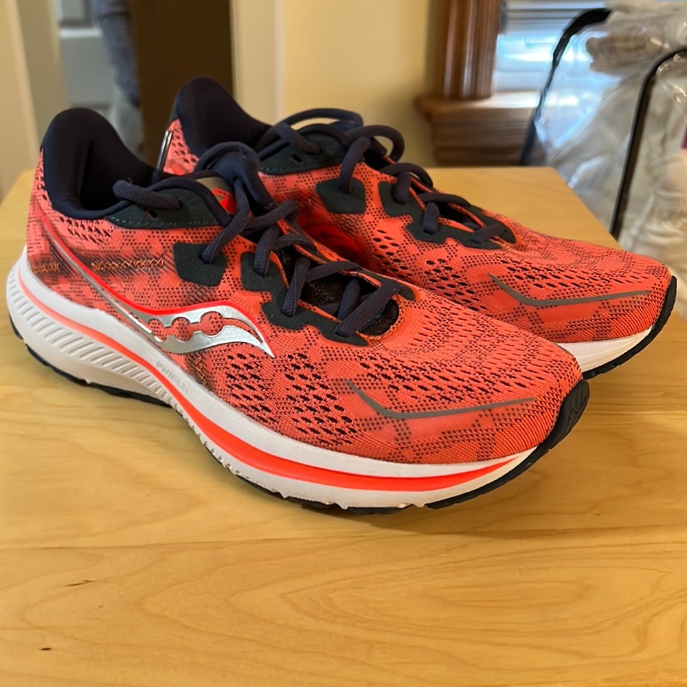 Saucony Women’s Omni 20 - Size 9 - EUC